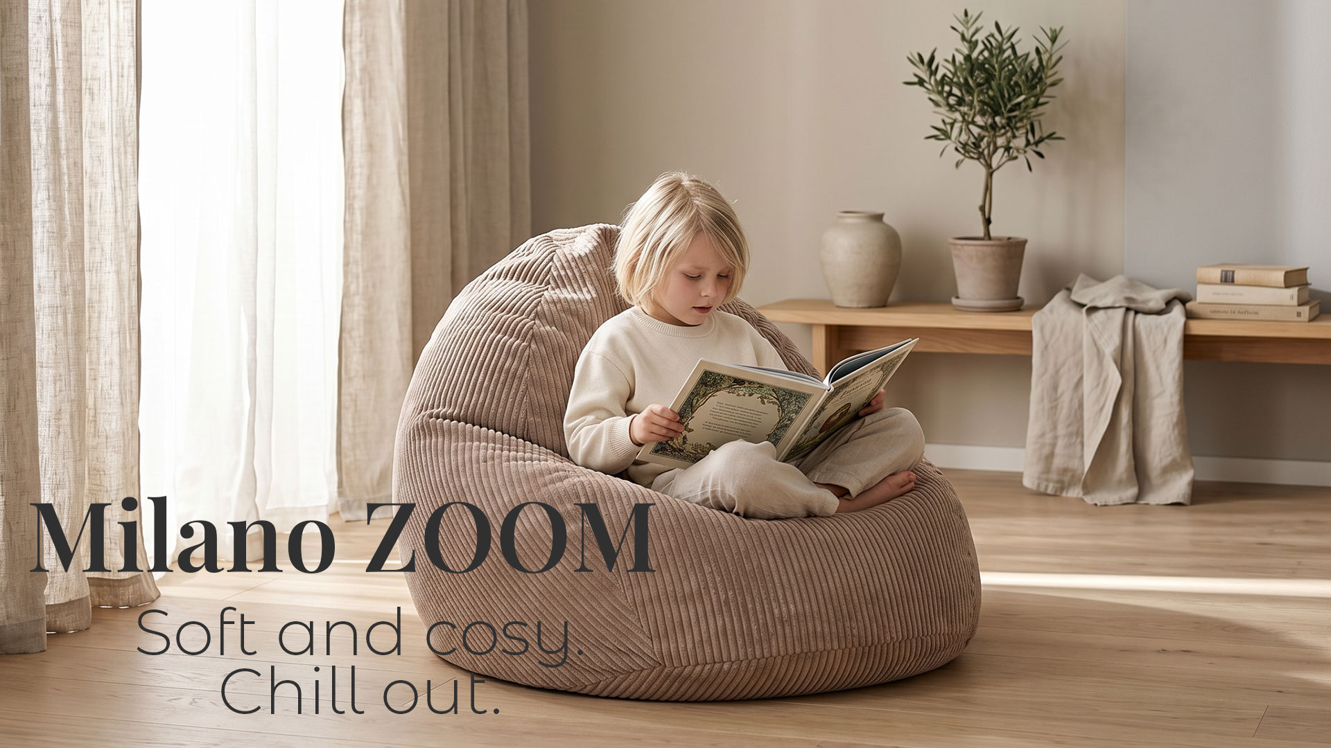 Et lyshåret barn sidder i en stue i en toffee-farvet Milano Zoom sækkestol fra The Beanbag Company, der er ejet af Heimili, og læser i en bog